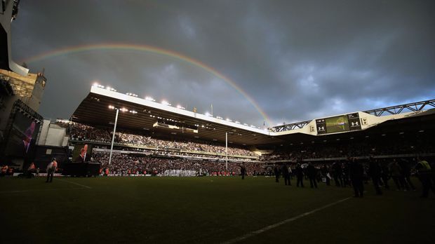 
                <strong>Tottenham Hotspur: Abschied von der White Hart Lane 1</strong><br>
                Beim Abschiedsspiel der White Hart Lane zeigte sich das Londoner Wetter wechselhaft, Sonne und auch Regen waren Gast der Abschiedsfeier.
              