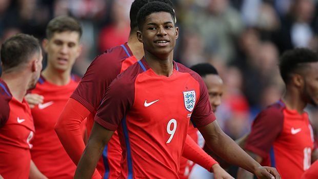 
                <strong>Platz 2: England</strong><br>
                Platz 2: England. Altersdurchschnitt: 25 Jahre, 10 Monate. Die zweitjüngste Mannschaft bei der Euro kommt aus England. Neben Dele Alli (20 Jahre) ist vor allem Marcus Rashford zu nennen. Der United-Youngster ist mit gerade einmal 18 Jahren und 7 Monaten der jüngste Spieler des Turniers.
              