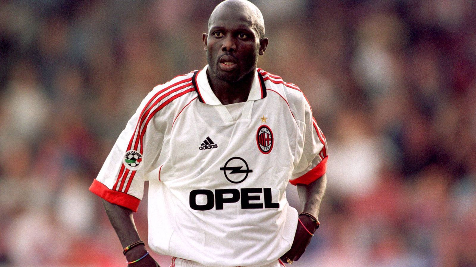 
                <strong>George Weah</strong><br>
                George Weah war 1995 Weltfußballer des Jahres, ist mittlerweile aber Präsident seines Heimatlandes Liberia. Sein Sohn hat sich für das Nationalteam der USA entschieden. Ob da eine Staatskrise ins Haus steht?
              