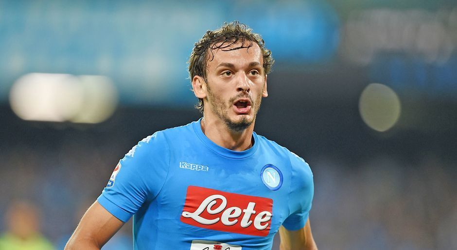 
                <strong>Platz 10: Manolo Gabbiadini (SSC Neapel)</strong><br>
                . . . Manolo Gabbiadini vom SSC Neapel dabei. Der Stürmer traf zwei Mal per Freistoß - bei 18 Versuchen. Mit einer Trefferquote von 11,1 Prozent landet er auf dem zehnten Platz.
              