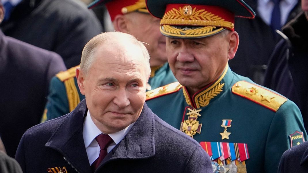 Wladimir Putin (vorne) und der russische Verteidigungsminister Sergej Schoigu.