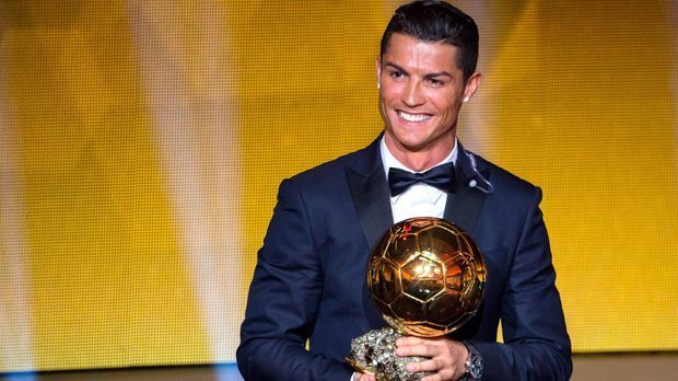 
                <strong>Nominiert zum Fußballer des Jahres: Cristiano Ronaldo</strong><br>
                Cristiano Ronaldo: Natürlich ist der Portugiese in der finalen Auswahl des Ballon d'Or dabei. Im vergangenen Jahr konnte der Superstar von Real Madrid den Titel holen, in diesem Jahr macht er sich nicht so große Hoffnungen auf den Pokal: "Diese Art von Auszeichnungen wird durch Abstimmungen entschieden und Messi hat Titel gewonnen. Er holt in diesem Jahr die Champions League und La Liga", erklärt Ronaldo "ITV". Wird er Recht behalten?
              