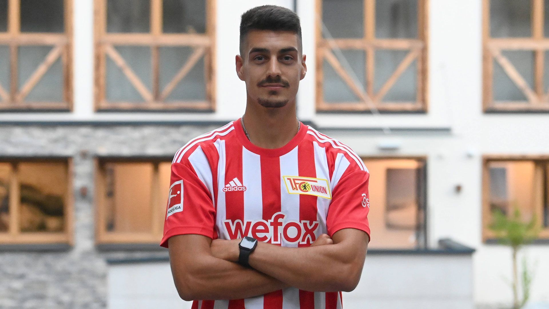 
                <strong>Diogo Leite (Union Berlin)</strong><br>
                Europa-League-Teilnehmer Union Berlin leiht Diogo Leite für ein Jahr vom FC Porto aus. Im nächsten Sommer besitzen die "Eisernen" dann eine Kaufoption für den 23-jährigen Innenverteidiger. Leites aktuelles Arbeitspapier in Porto läuft noch bis 2024. Wie "transfermarkt.de" berichtet, liegt die Höhe der Kaufoption bei 7,5 Millionen Euro. Die Leihgebühr beträgt demnach zusätzliche 500.000 Euro. Leite war in der vergangenen Saison bereits an den SC Braga ausgeliehen, wo er in sechs Europa-League-Spielen zum Einsatz kam.
              