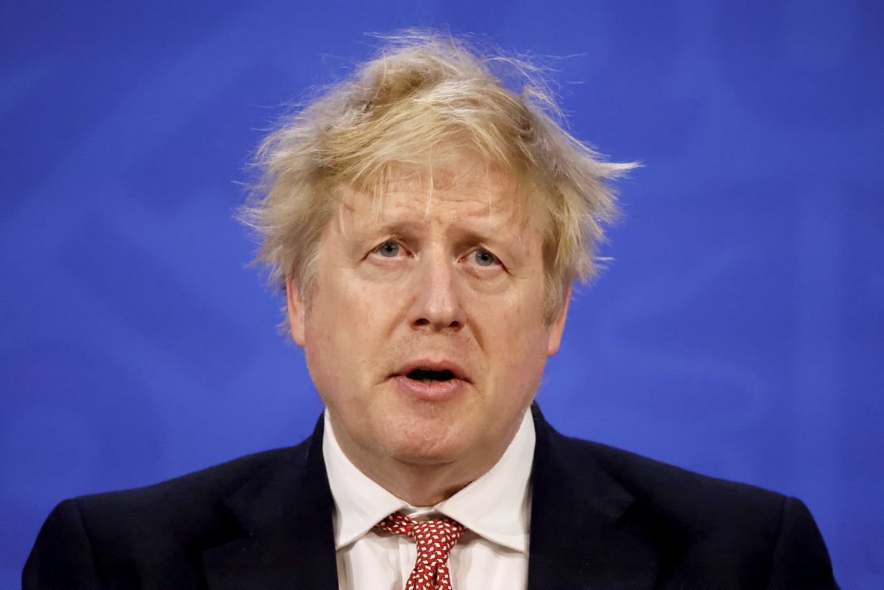 Im Herbst 2021 musste Premier Boris Johnson aber mit einigen neuen Regeln auf die Omikron-Welle reagieren. Diese sind seit Januar 2022 fast komplett aufgehoben. Selbst die Quarantäne-Pflicht für Positiv-Getestete ist bereist abgeschafft.