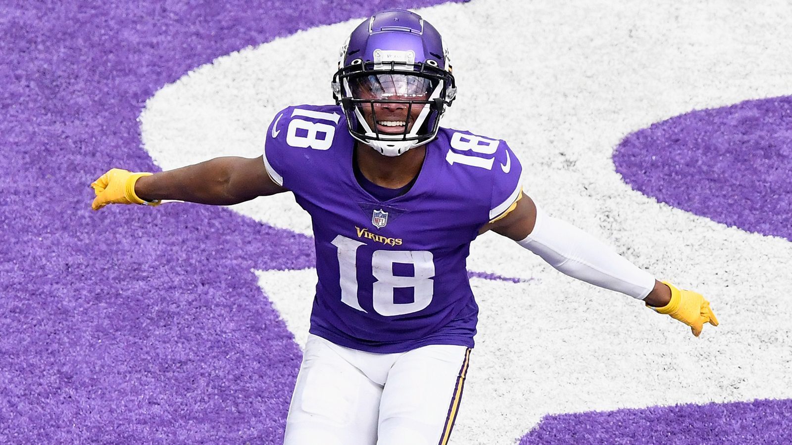 
                <strong>Offensive Rookie of the Year: Justin Jefferson (Minnesota Vikings)</strong><br>
                Nämlich Herberts Namensvetter. Jefferson blühte ein ähnliches Schicksal, wie seinem Konkurrenten um die Rookie-Trophäe, er kam in ein nicht wirklich funktionierendes Team. Der Wide Receiver schafft es aber von Tag eins an, dem Offensivspiel der Vikings seinen Stempel aufzudrücken. Mit 1.400 Receiving Yards brach er den Rookie-Rekord von Anquan Boldin aus der Saison 2003 - und spielte sich als 22. Pick ins Rampenlicht. Das Rennen zwischen Herbert und Jefferson wird eng. Beide schafften es nicht in die Playoffs. Aber auf beiden wird in ihren jeweiligen Franchises in den nächsten Jahren aufgebaut. 
              