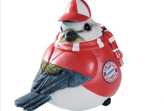 
                <strong>Vogelfreunde Bayern</strong><br>
                Was ist das? Richtig - ein Spender für Vogelfutter. Welcher Piepmatz würde sich in den kalten Monaten nicht besonders freuen, wenn die Nahrung in einem lebensgroßen Artgenossen im Bayern-Outfit serviert wird.
              