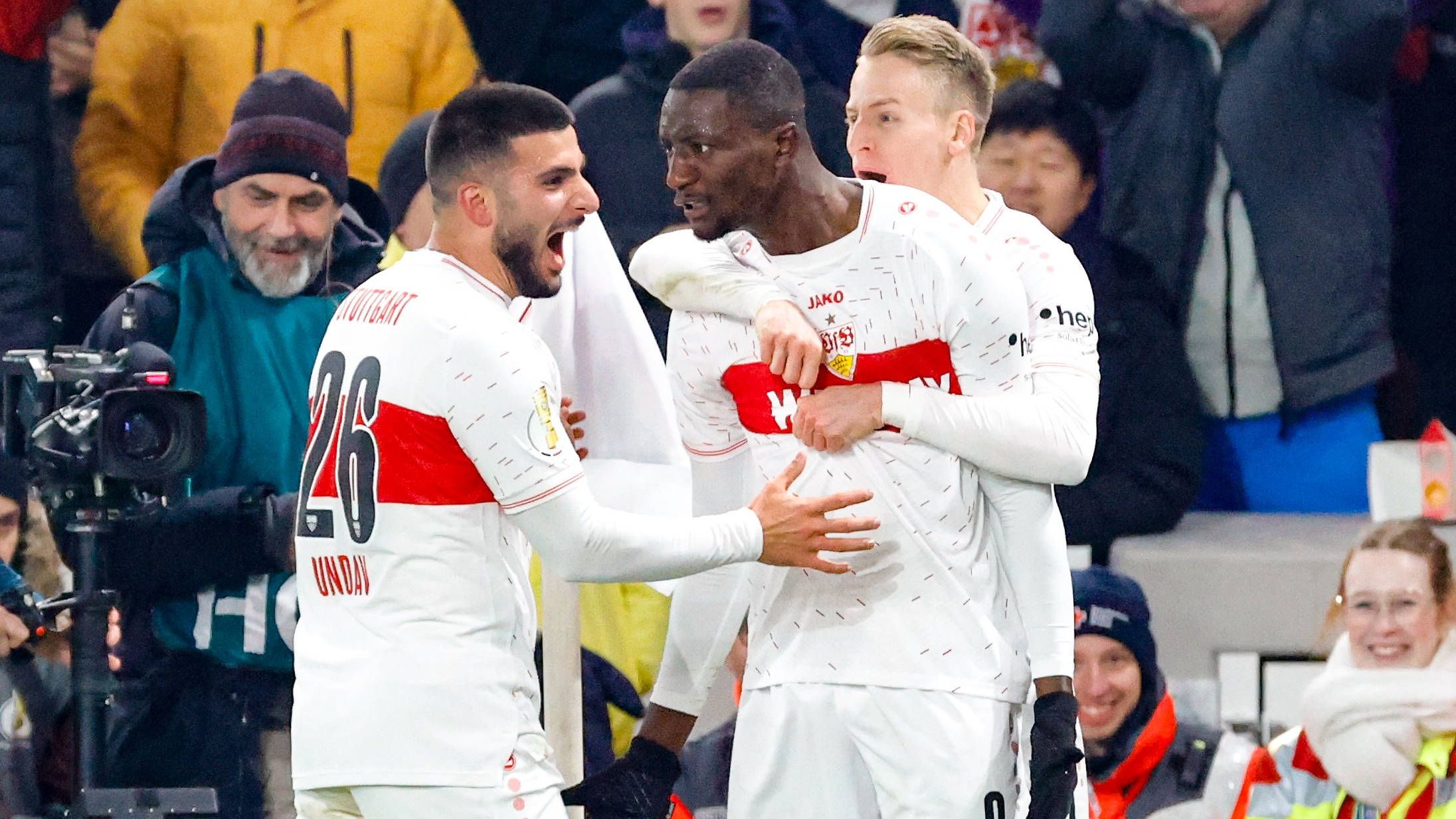 <strong>Gewinner: Serhou Guirassy und Deniz Undav</strong><br>Auch der VfB Stuttgart brillierte, steht nach der Hinrunde auf Rang drei. Fünf Gesichter prägten den Lauf der Schwaben. Zum einen wäre da Serhou Guirassy, der hinter Harry Kane mit 17 Toren zweitbester Torschütze ist. Dazu kommt Sturmkollege Deniz Undav, der nicht nur neun Tore und drei Vorlagen erzielte, sondern sogar schon mit Bundestrainer Nagelsmann telefonierte.