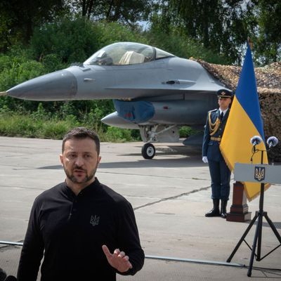 Ukraine-Krieg - Selenskyj stellt erste F-16 der Ukraine vor