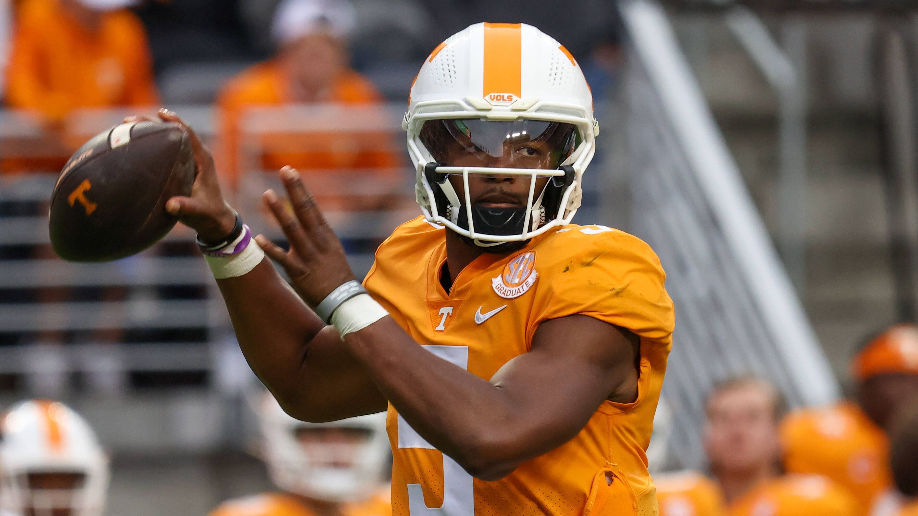 
                <strong>Hendon Hooker (Tennessee Volunteers)</strong><br>
                Vielleicht kommt aber auch Hendon Hooker für New England in Betracht. Der 25-Jährige war in der vergangenen Saison auf dem besten Weg, die Heisman Trophy 2022 für den besten College-Spieler zu gewinnen, bevor ein Kreuzbandriss gegen South Carolina am Ende der Saison die Hoffnungen und Träume des Stars der Tennessee Volunteers zunichte machte. Hooker gilt als extrem gut bei schnellen Würfen, etwas, was die Offensive der Patriots vor einer Saison noch sehr stark beherrschte. Sein Touch bei tiefen Würfen gilt bei vielen Experten als tadellos und seine Athletik verleiht ihm eine gute Fähigkeit, um auch im Lauf zu werfen. Nach seiner schweren Verletzung könnte Hooker womöglich sogar noch in der zweiten Runde verfügbar sein, wenn die Patriots an Position 46 wieder dran sind.
              