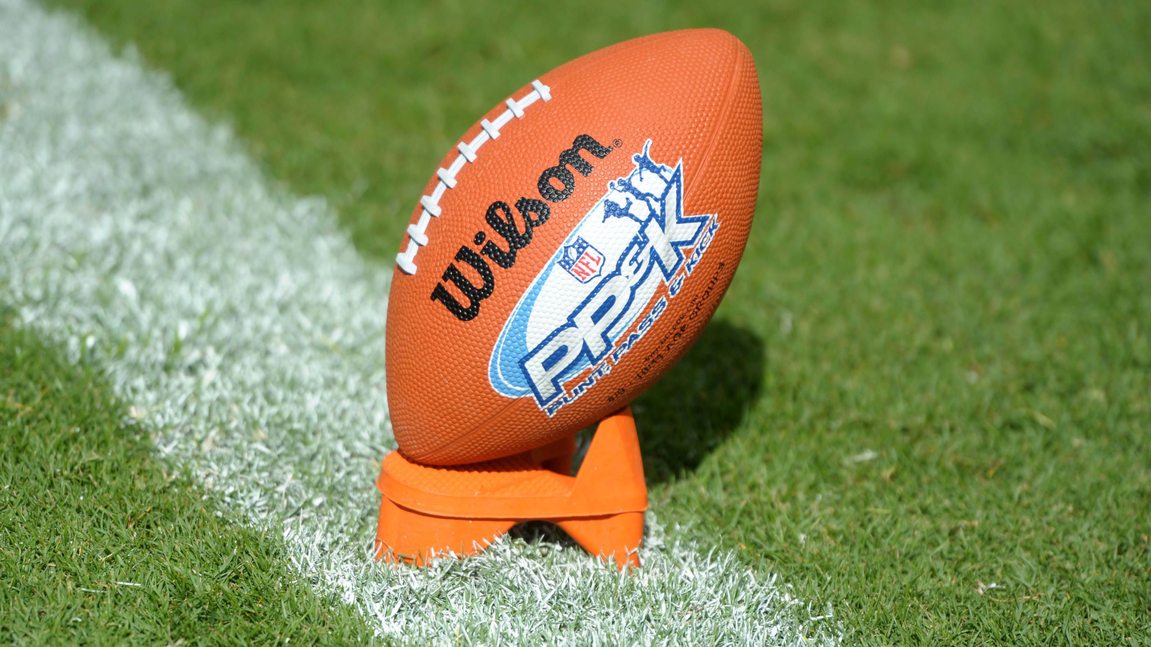 <strong>Kick Tac Toe<br></strong>Auch die Kicker kommen nicht zu kurz. Die beiden ausgewählten Spieler müssen gegeneinander "Drei Gewinnt" spielen - logischerweise, indem sie den Football in die entsprechenden Felder in einem umfunktionierten Field Goal kicken. Wer zuerst drei zusammenhängende Felder geschafft hat, gewinnt.