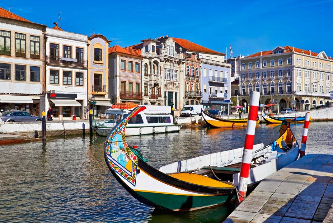 Die 60 Kilometer südlich von Porto liegende Hafenstadt Aveiro verzaubert mit seinem venezianischen Scharm. 