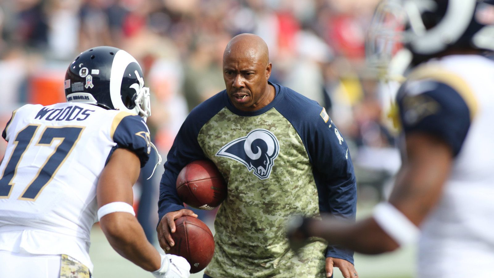 
                <strong>Eric Yarber - Wide Receivers Coach</strong><br>
                Yarber weiß, wie es ist, einen Super Bowl zu gewinnen. In seiner kurzen Zeit als Wide Receiver in der NFL holte er mit den Washington Redskins die Meisterschaft in der Saison 1987/88. Nach zwei Saisons war das Abenteuer aber vorbei, ab 1996 konzentrierte er sich voll auf seine Karriere als Trainer. Yarber wechselte zwischen College und NFL hin und her, kümmerte sich aber immer um die Wide Receiver. Bei den Los Angeles Rams fand er sehr talentierte Spieler auf dieser Position. Er formte mit Brandin Cooks, Cooper Kupp (bis zu seiner Verletzung) und Robert Woods höchst gefährliche Passempfänger.
              