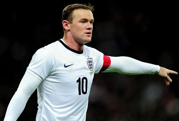 
                <strong>2013</strong><br>
                Mit neuer Haarpracht in Richtung Brasilien. Dieses Mal läuft es in der Qualifikation besser für Rooney und seine Engländer. Der Stürmer trägt zeitweise sogar die Kapitänsbinde - und auf den Insel wachsen die Hoffnungen. Kann England bei der WM etwas reißen?
              