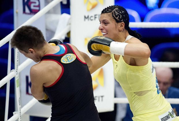 
                <strong>Kampf gegen Zita Zatyko</strong><br>
                Am 4. Mai 2013 gewann Christina Hammer gegen die Ungarin Zita Zatyko in der Mannheimer SAP-Arena nach Punkten und verteidigte ihren Titel im Mittelgewicht.
              