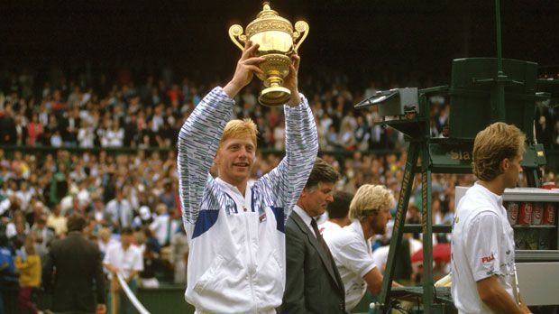
                <strong>Vorteil Deutschland: Die größten Triumphe von Boris Becker, Michael Stich und Co.</strong><br>
                Boris Becker in seinem "Wohnzimmer" - nach dem Wimbledon-Sieg 1989. Es war zu diesem Zeitpunkt nach 1985 und 1986 bereits der dritte Triumph in London. 
              