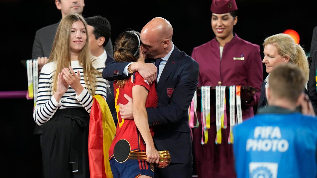 Luis Rubiales umarmt die spanische Nationalspielerin Aitana Bonmati nach dem Sieg im Finale der Fußballweltmeisterschaft gegen England.
