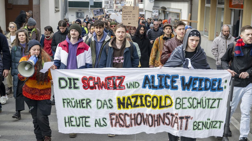 22. Februar 2025, Schweiz, Einsiedeln: Menschen nehmen an der "Demo gegen Rechts" in Einsiedeln teil, wo AfD-Kanzlerkandidatin Alice Weidel einen Wohnsitz hat. 