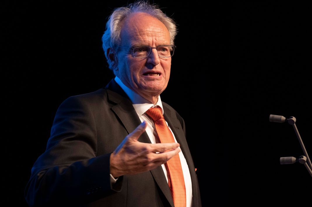Der neue Papst Leo XIV. ist nach Einschätzung des Kirchenhistorikers Hubert Wolf als Kompromisskandidat ins Amt gekommen. 