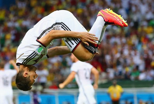 
                <strong>Rihanna und Miroslav Klose</strong><br>
                Das wird natürlich gebührend gefeiert. Für so einen besonderen Moment packt Klose nochmal seinen Salto aus. Und das Tor beeindruckt neben Rihanna auch den egalisierten Ronaldo...
              