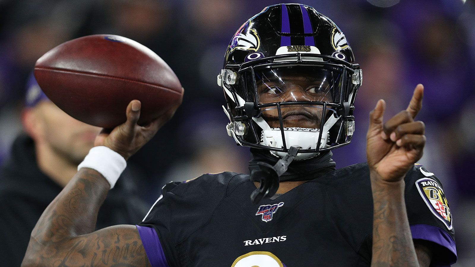 
                <strong>Quarterback der AFC: Lamar Jackson (Baltimore Ravens)</strong><br>
                704.699 StimmenZweite NFL-Saisonnoch ohne Pro-Bowl-Berufung
              