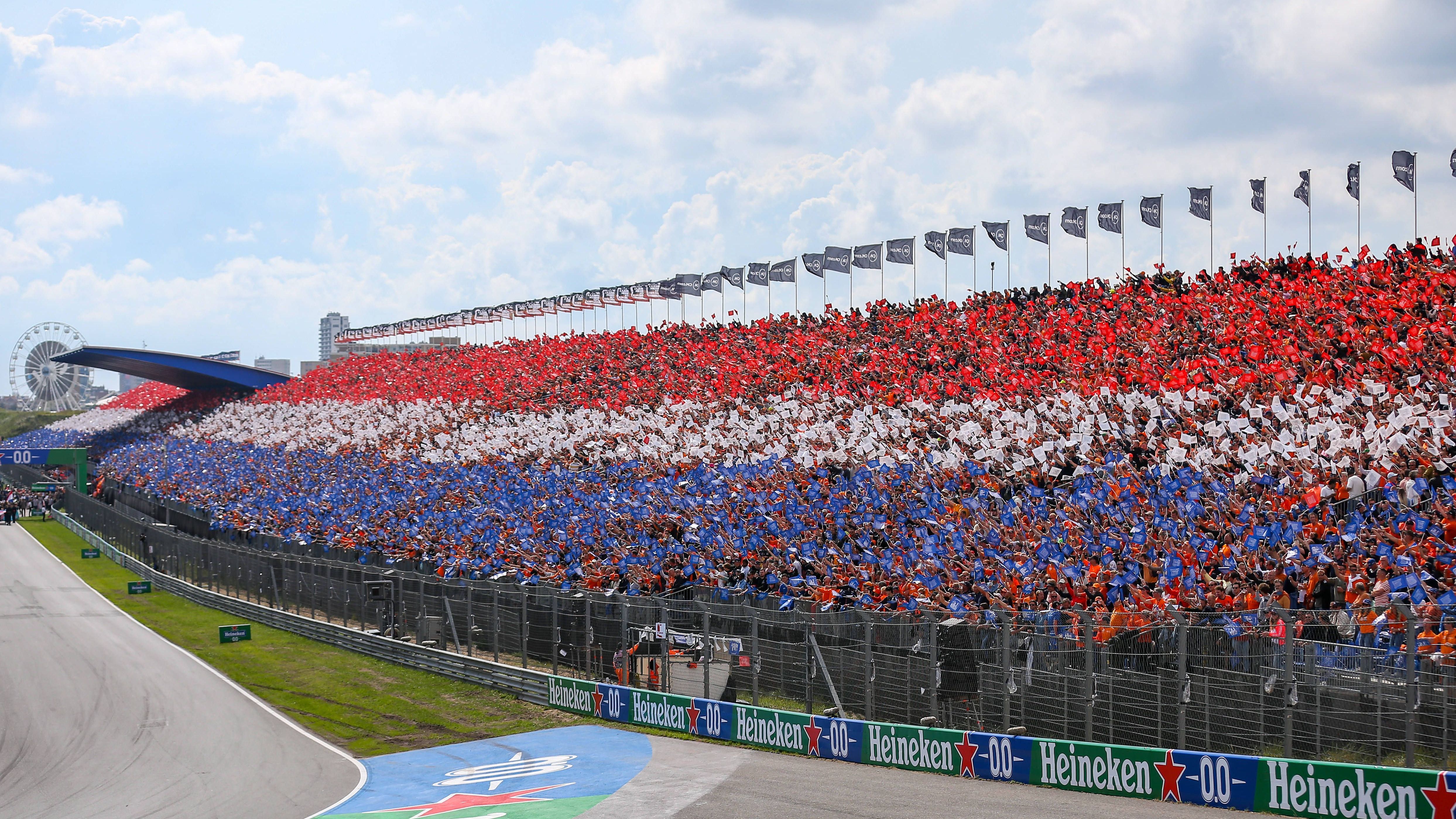 <strong>Gewinner: Die Fans in Zandvoort</strong><br>Zum dritten Mal seit der Rückkehr in den Kalender gastierte die Formel 1 in Zandvoort - und immer mehr zeigt sich, dass dieses Rennen eine absolute Bereicherung ist. Die Stimmung auf den vollbesetzten Rängen war grandios, die Fans feierten eine tolle Party. Und selbst Regen und Rote Flaggen taten der Atmosphäre keinen Abbruch. So macht Motorsport Spaß.