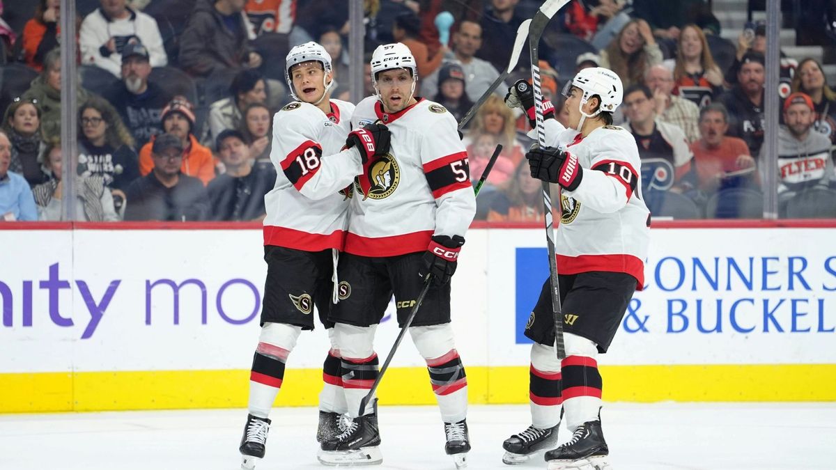 Tim Stützle (li.) jubelt mit seinen Teamkollegen