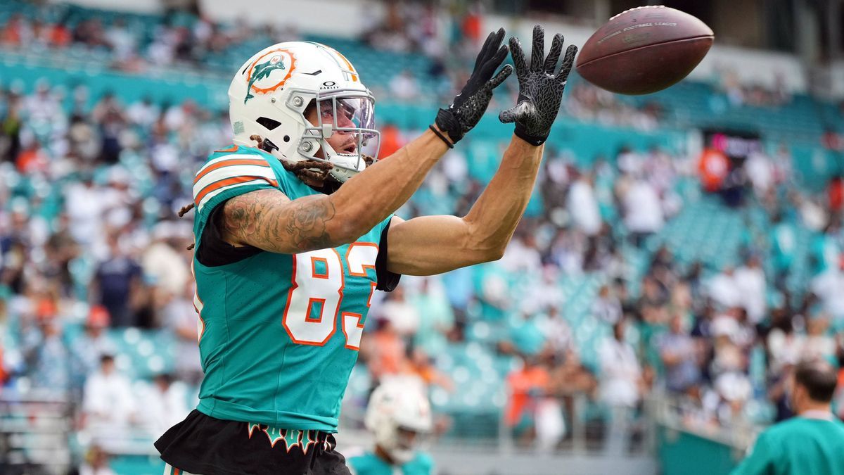 NFL, American Football Herren, USA Dallas Cowboys at Miami Dolphins Dec 24, 2023; Miami Gardens, Florida, USA; Miami Dolphins wide receiver Chase Claypool (83) warms up prior to the game against th...