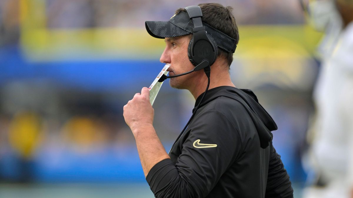 NFL, American Football Herren, USA New Orleans Saints at Los Angeles Chargers Oct 27, 2024; Inglewood, California, USA; New Orleans Saints head coach Dennis Allen on the sidelines in the second hal...