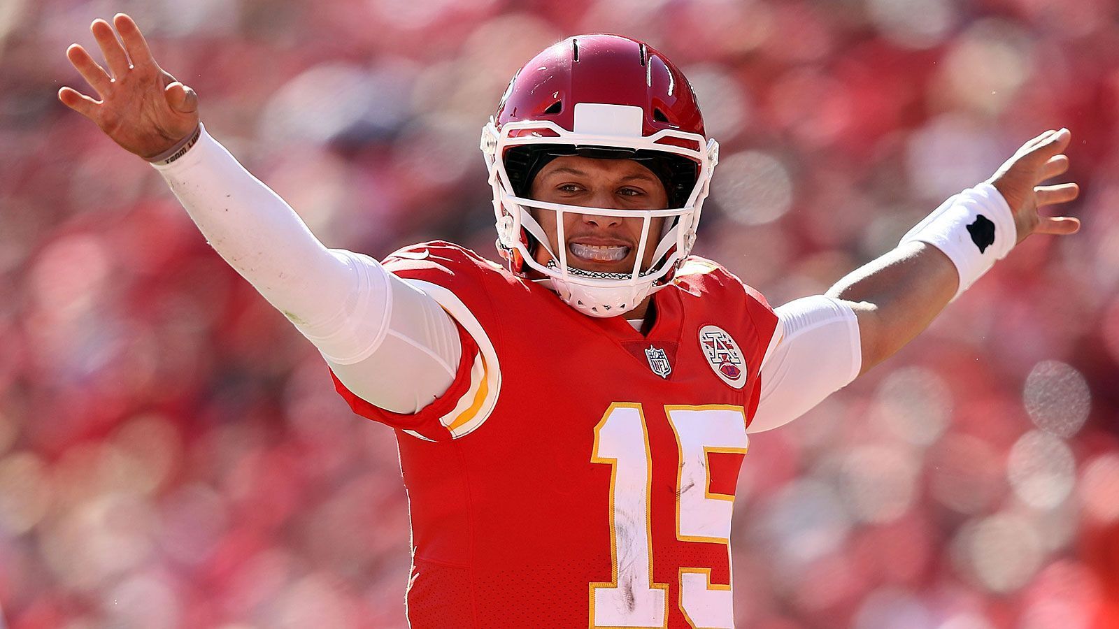 
                <strong>Offensive Player of the Year: Patrick Mahomes (Kansas City Chiefs) - 16 Stimmen</strong><br>
                Der Unterlegene hat dafür beim nächsten Award die Nase vorn. Denn Patrick Mahomes hat die NFL im Sturm erobert. In seiner ersten Saison als Starting-Quarterback dirigierte er eine Offense mit Waffen wie Tyreek Hill, Travis Kelce und - bis zu dessen Rauswurf - Kareem Hunt wie ein seit Jahren erprobter Signal-Caller. 565 Punkte erzielte die Offense um Mahomes - ein Brett. In keiner der 16 Spiele blieb er ohne Touchdown.Weitere Stimmen: Todd Gurley (4), Drew Brees (3)
              