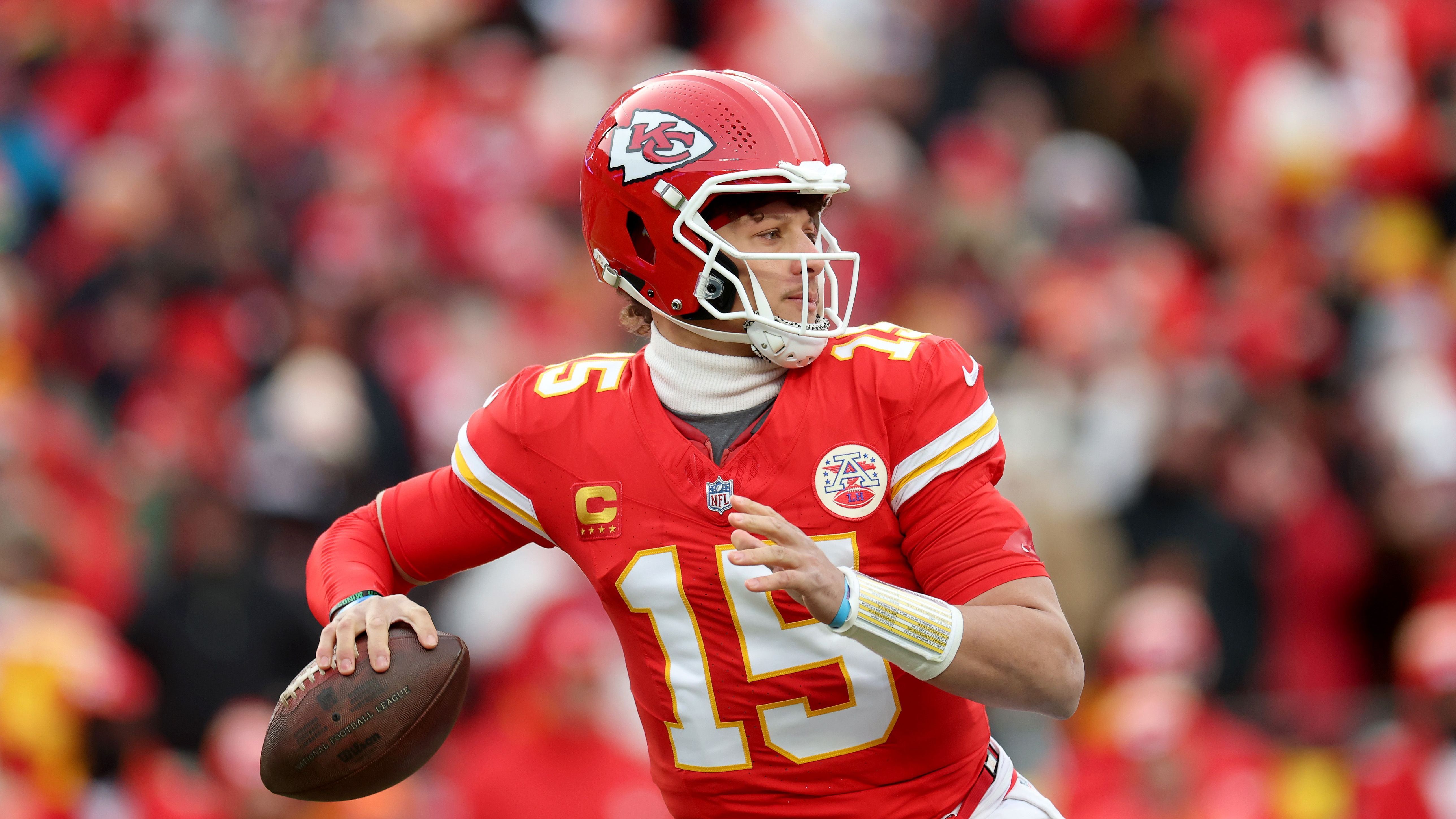 <strong>Patrick Mahomes (Kansas City Chiefs)</strong><br>2020 unterschrieb Patrick Mahomes einen historischen Rekordvertrag über zehn Jahre und bis zu 503 Millionen Dollar. Inzwischen hinkt sein Gehalt jedoch hinterher: Mit 45 Millionen Dollar pro Jahr rangiert der Chiefs-Star 2025 nur auf Platz 14. Eine Anpassung – ähnlich wie bei Josh Allen, der nun 55 Millionen Dollar pro Saison verdient – dürfte nur eine Frage der Zeit sein.