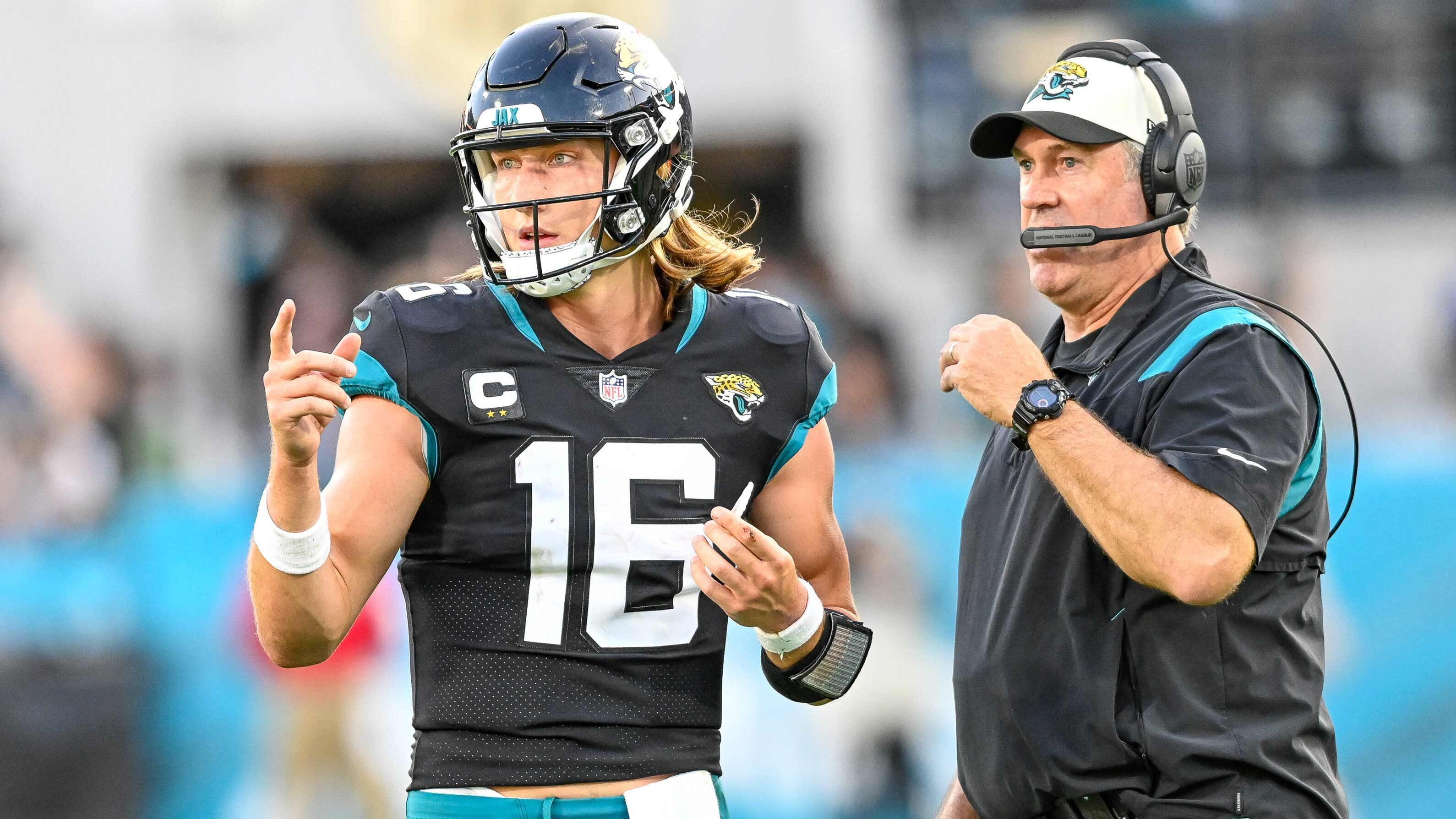 
                <strong>Gewinner: Jacksonville Jaguars</strong><br>
                Während das Team die vergangene Saison unter Head Coach Urban Meyer und anschließend Darrell Bevell mit einer Bilanz von 3-14 beendete, sah es in dieser Saison deutlich besser aus - und das, obwohl Jacksonville zwischenzeitlich mit 3-7 abgeschlagen war. Unter Head Coach Doug Pederson gab es neun Siege und acht Niederlagen - damit erreichten die Jaguars sogar die Playoffs. Pedersons größtes Verdienst ist vielleicht sogar, dass er Spielmacher Trevor Lawrence zurück in die Spur gebracht hat. Lawrence hat bewiesen, dass er ein Franchise-Quarterback sein kann: Er hat für 4.113 Yards sowie 25 Touchdowns geworfen.
              