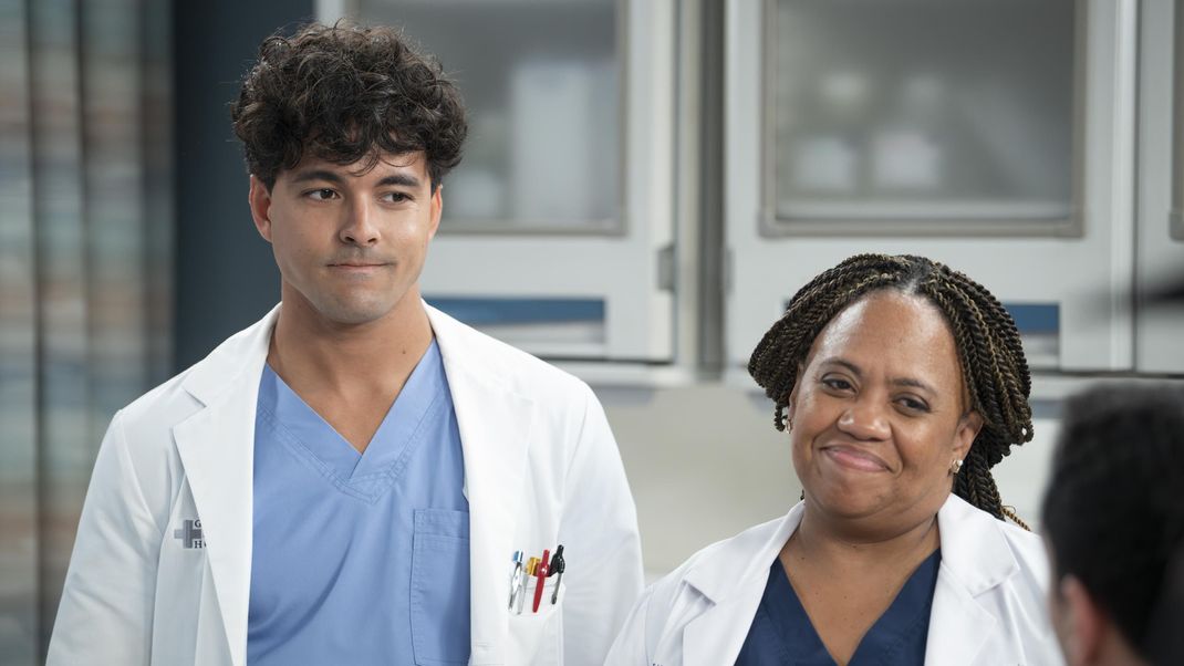 Dr. Lucas Adams (Niko Terho, l.) und Dr. Miranda Bailey (Chandra Wilson, r.) spielen in der neuen "Grey's Anatomy"-Staffel mit.