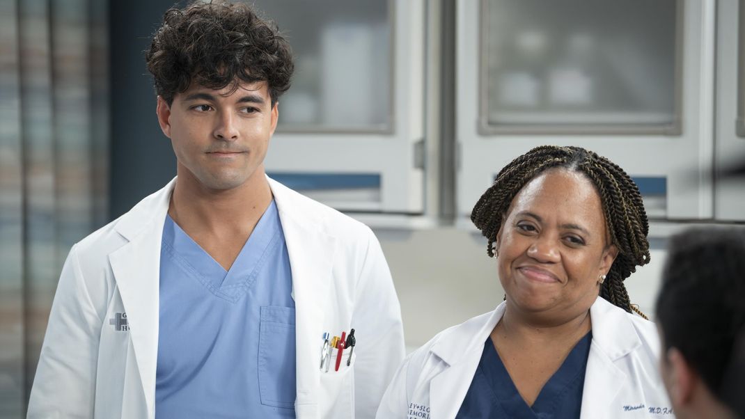 Dr. Lucas Adams (Niko Terho, l.) und Dr. Miranda Bailey (Chandra Wilson, r.) erleben wieder allerlei Dramen in der 20. Staffel von "Grey's Anatomy"