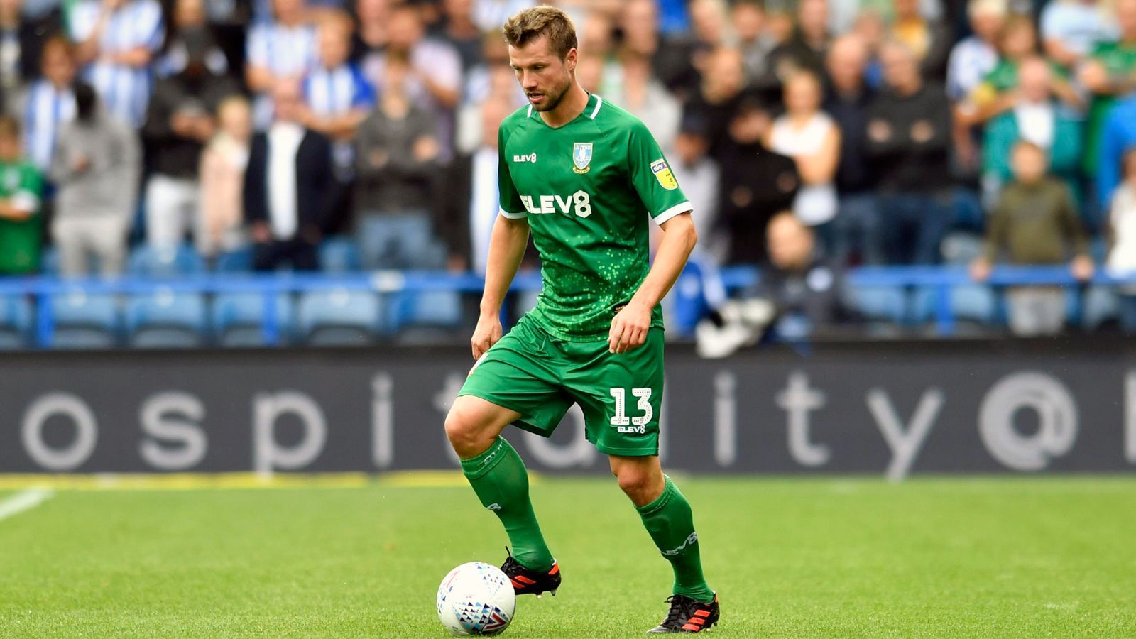 
                <strong>Julian Börner (Sheffield Wednesday)</strong><br>
                Eigentlich wollte Verteidiger Julian Börner im Frühjahr 2019 seinen Vertrag beim Zweitligisten Arminia Bielefeld verlängern, doch dann kam ein verlockendes Angebot dazwischen. "Kurzfristig erreichte mich eine Anfrage aus England, die ich unbedingt prüfen wollte. Denn dort zu spielen, war schon immer ein Lebenstraum von mir gewesen, der sich nun für mich erfüllt. Dieser Wechsel beinhaltet eine sportliche und wirtschaftliche Komponente, die ich nicht ablehnen konnte", erklärte der 28-Jährige damals seinen Meinungsumschwung und den damit verbundenen Wechsel zum englischen Zweitligisten Sheffield Wednesday. Mit 13 Punkten nach acht Spielen liegt Börners neuer Klub in der Championship derzeit auf Platz 9 und der Defensivmann mit Vertrag bis 2022 verpasste noch keine einzige Spielminute.
              