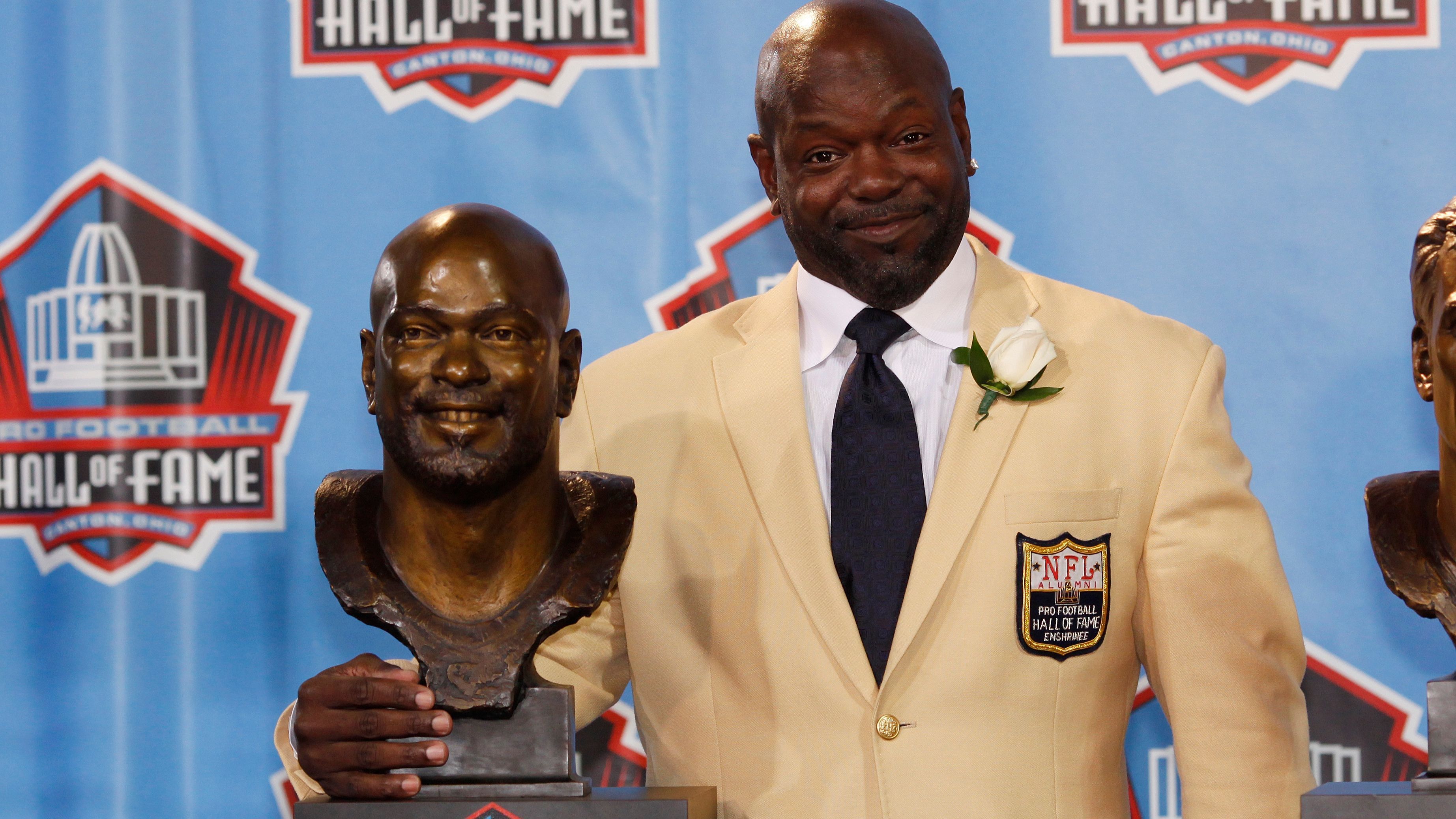 <strong>Pick 17: Emmitt Smith (Running Back)</strong><br>Team: Dallas Cowboys, 1990<br>Honorable Mention:&nbsp;Steve Hutchinson