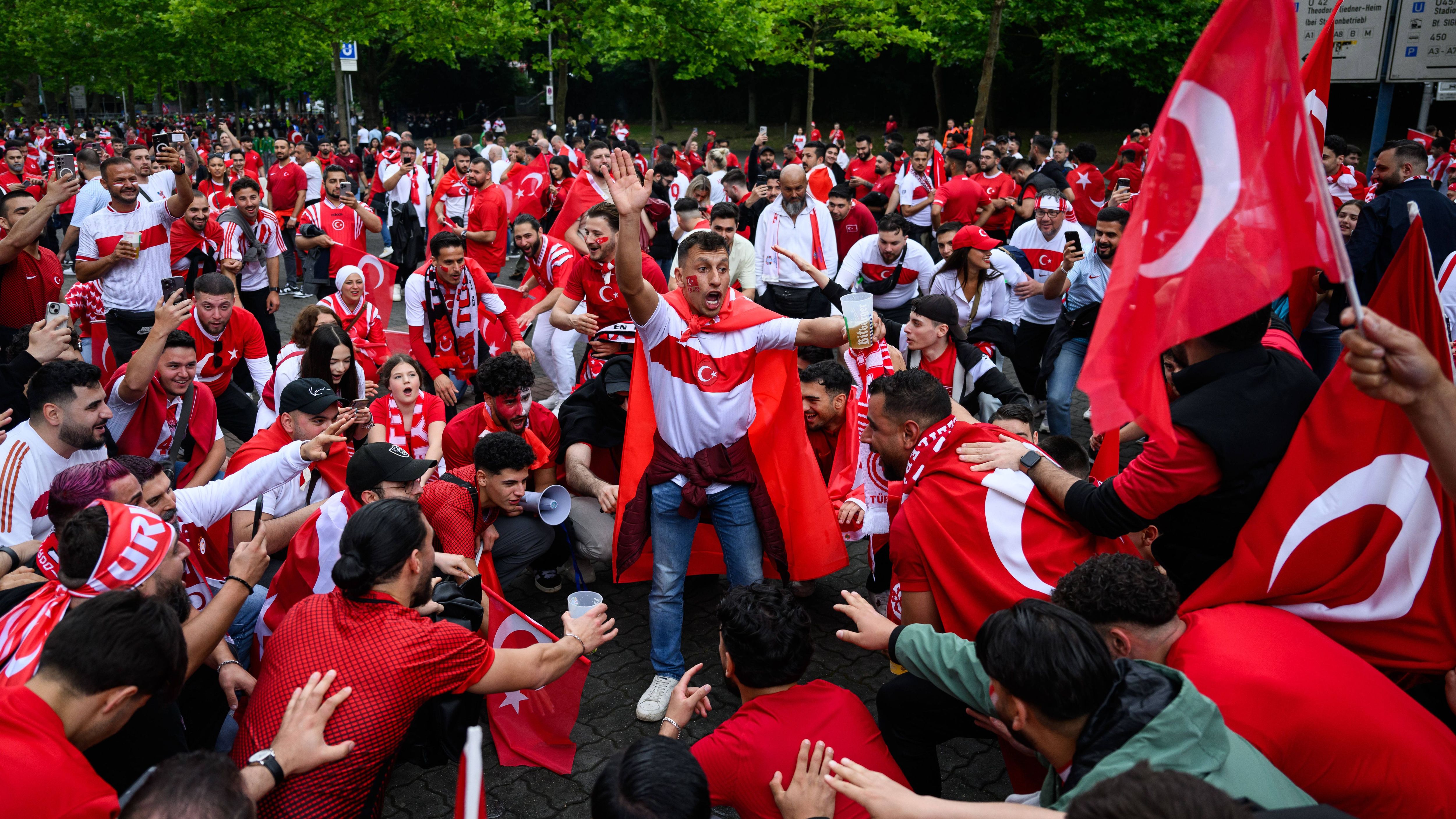 <strong>Türkei-Fans machen sich warm</strong><br>Wenige Stunden vor dem Spiel nehmen die türkischen Fans die Dortmunder Innenstadt ein und machen sich für das Spiel gegen Georgien heiß.