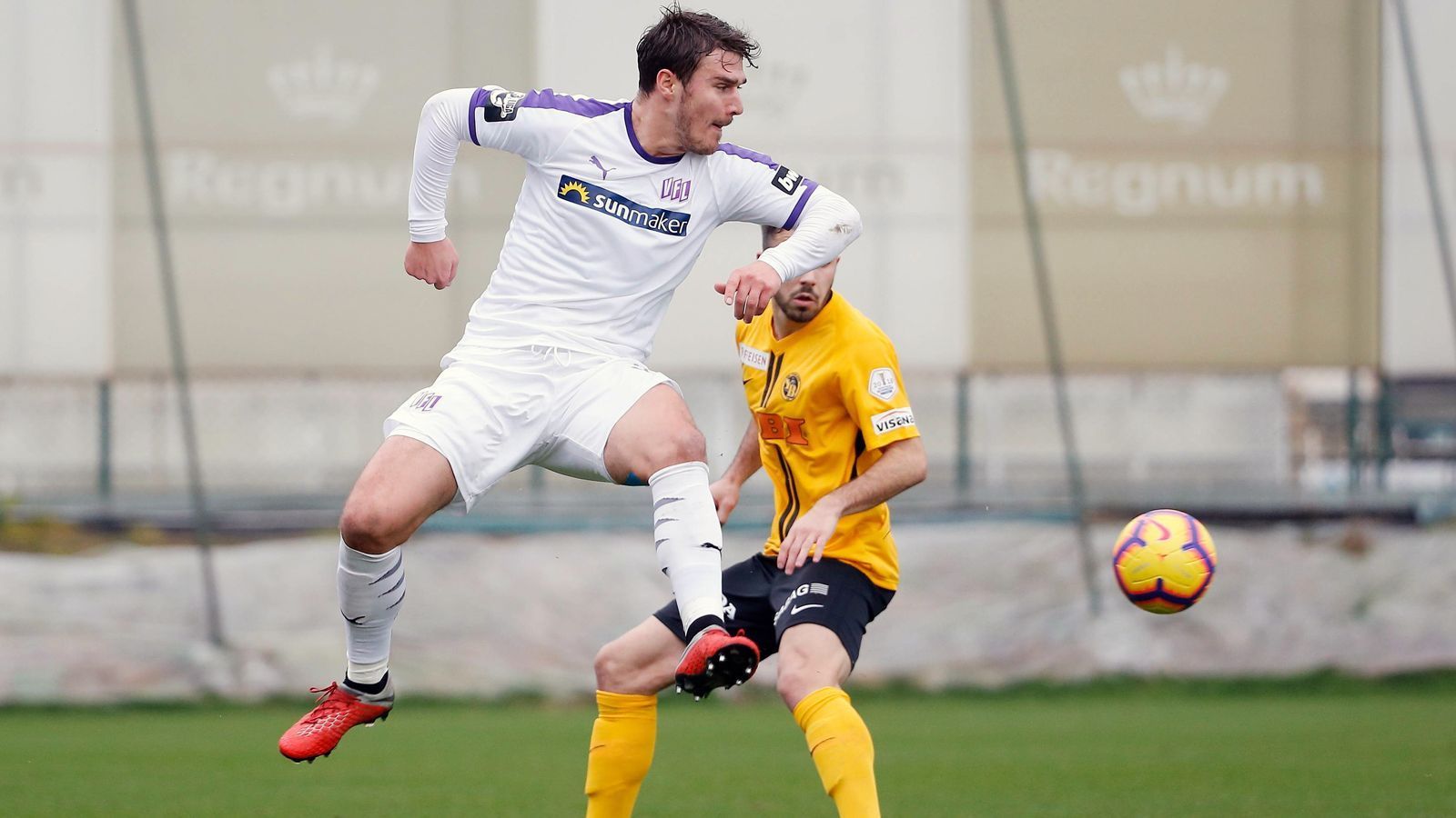 
                <strong>VfL Osnabrück (41 Punkte, Platz 1)</strong><br>
                In der Vorsaison blieb der VfL Osnabrück mit 37 Punkten gerade so drin in der 3. Liga. Dieses Mal könnte das Team von Trainer Daniel Thioune die Liga jedoch verlassen - nach oben hin! Der VfL ist mit 41 Punkten etwas überraschend Tabellenführer, verlor bislang nur eines der 20 Saisonspiele. Um die gute Ausgangslage nun auch wirklich auszunutzen, holte Osnabrück mit Benjamin Girth im Januar einen starken Stürmer dazu. Der Drittliga-Tabellenführer lieh den 26-Jährigen von Holstein Kiel aus und Girth zeigte bei der Generalprobe für den Drittliganeustart seine Torgefährlichkeit. Beim 2:0 gegen Lippstadt traf Osnabrücks Winter-Neuzugang auf Anhieb.
              