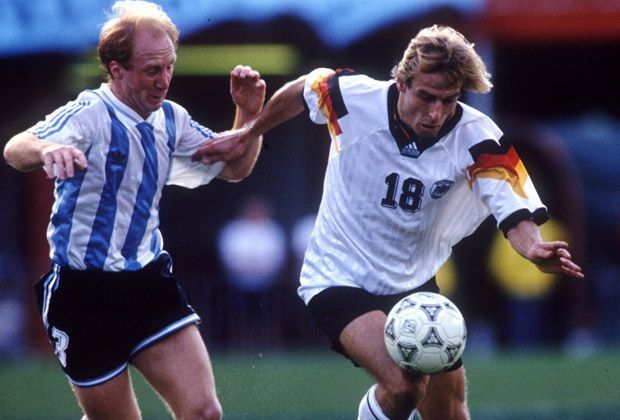 
                <strong>15.12.1993: Deutschland - Argentinien 1:2</strong><br>
                Weil die WM 1994 in den USA steigt, bereiten sich beide Teams im Land der unbegrenzten Möglichkeiten vor. In Miami gehen die Argentinier als Sieger vom Platz. Jürgen Klinsmann (hier gegen Carlos MacAllister) bleibt glücklos.
              