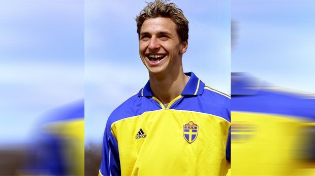 
                <strong>Zlatan Ibrahimovic 2001</strong><br>
                Zlatan Ibrahimovic - 2001. Auch zu seinen Anfängen als Profi bevorzugte der Stürmerstar eher die wuschelige Kurzhaarfrisur. 2001 hatte das Enfant Terrible allen Grund zum Lachen, immerhin unterschrieb er einen Vertrag bei Ajax Amsterdam. 
              