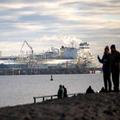 3. Januar 2023, Niedersachsen, Wilhelmshaven: Das mit verflüssigtem Erdgas beladene Tankschiff "Maria Energy" (hinten) liegt am schwimmenden LNG-Terminal, dem Spezialschiff "Höegh Esperanza".