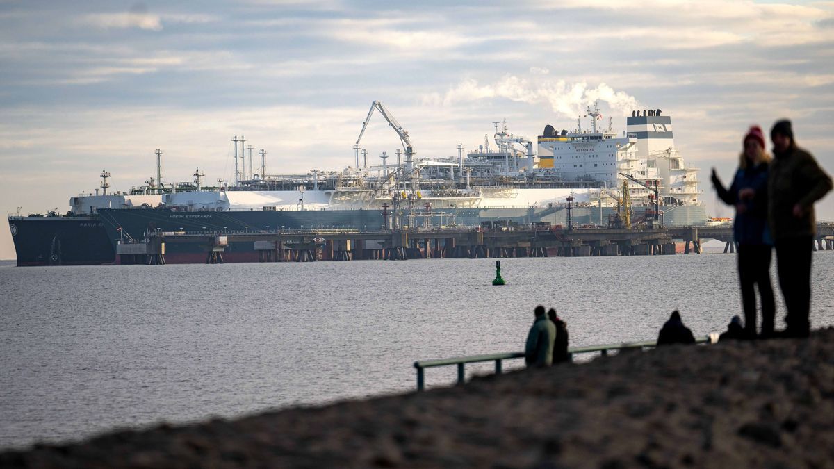 3. Januar 2023, Niedersachsen, Wilhelmshaven: Das mit verflüssigtem Erdgas beladene Tankschiff "Maria Energy" (hinten) liegt am schwimmenden LNG-Terminal, dem Spezialschiff "Höegh Esperanza".