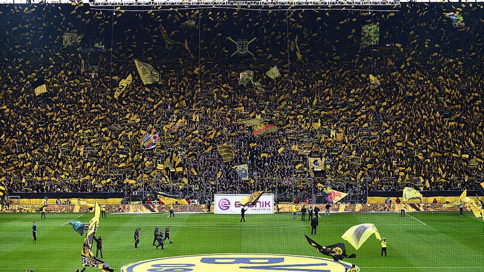 
                <strong>Platz 1: Borussia Dortmund </strong><br>
                Signal Iduna Park, DortmundZuschauerschnitt: 80.230
              