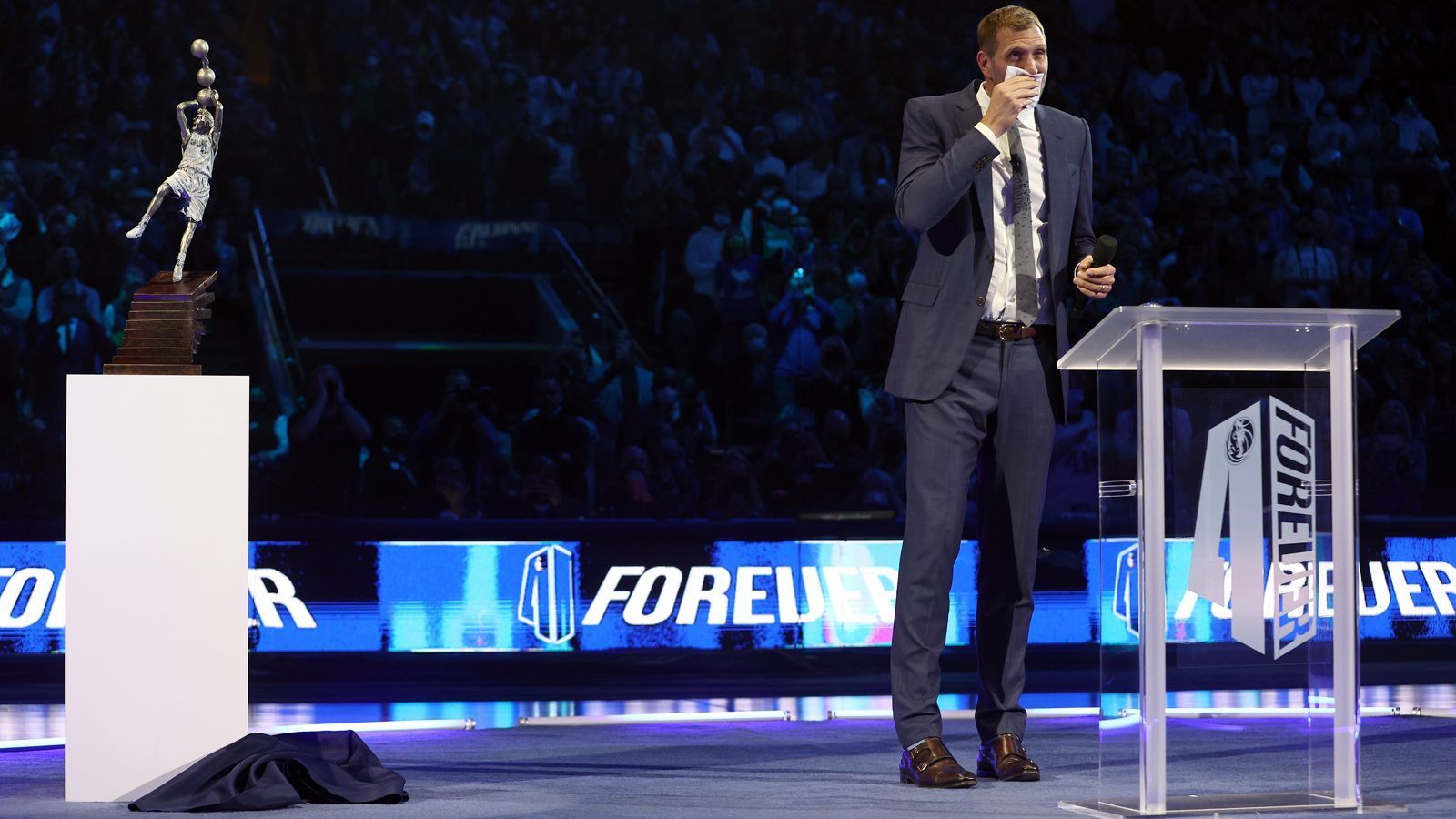 
                <strong>Dallas Mavericks ziehen Nowitzkis 41 unter das Hallendach</strong><br>
                Besondere Ehre für Deutschlands besten Basketballspieler der jüngsten Vergangenheit: Die Dallas Mavericks ehren Dirk Nowitzki und vergeben dessen Nummer 41 nicht mehr. Stattdessen erhält sein Trikot einen Platz unter dem Hallendach. Für den Würzburger, der weiterhin in Dallas lebt, eine sehr emotionale Angelegenheit. ran gibt einen Einblick in die Zeremonie.
              