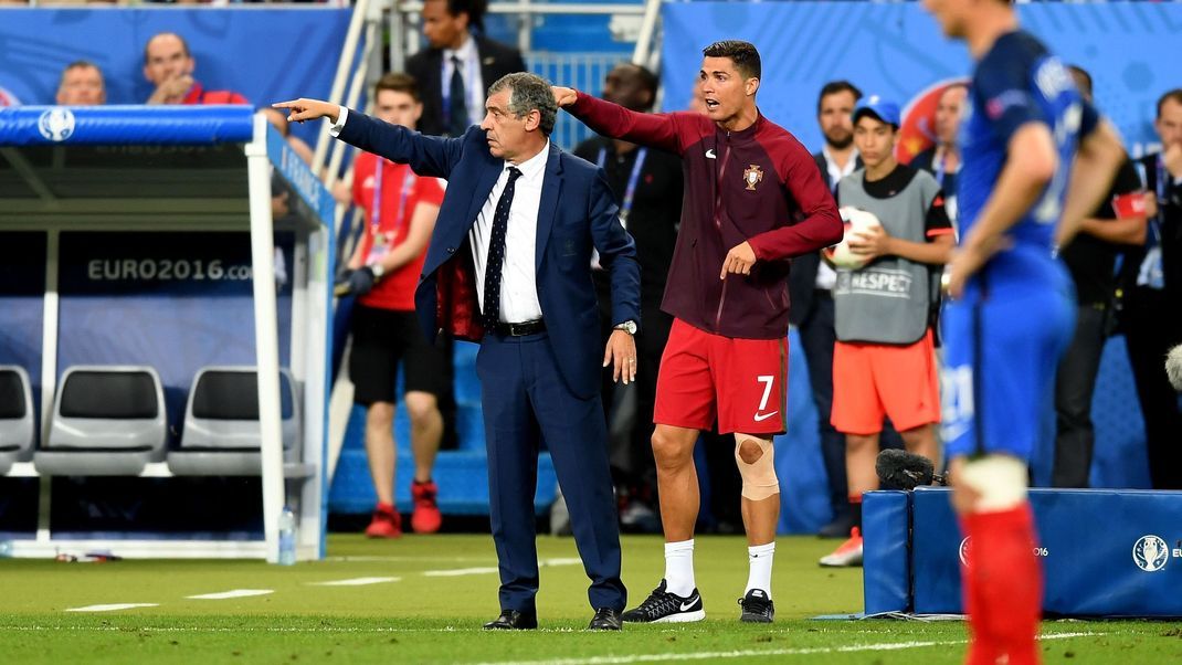 Cheftrainer Fernando Santos (li.) und sein "Co-Trainer" Cristiano Ronaldo.