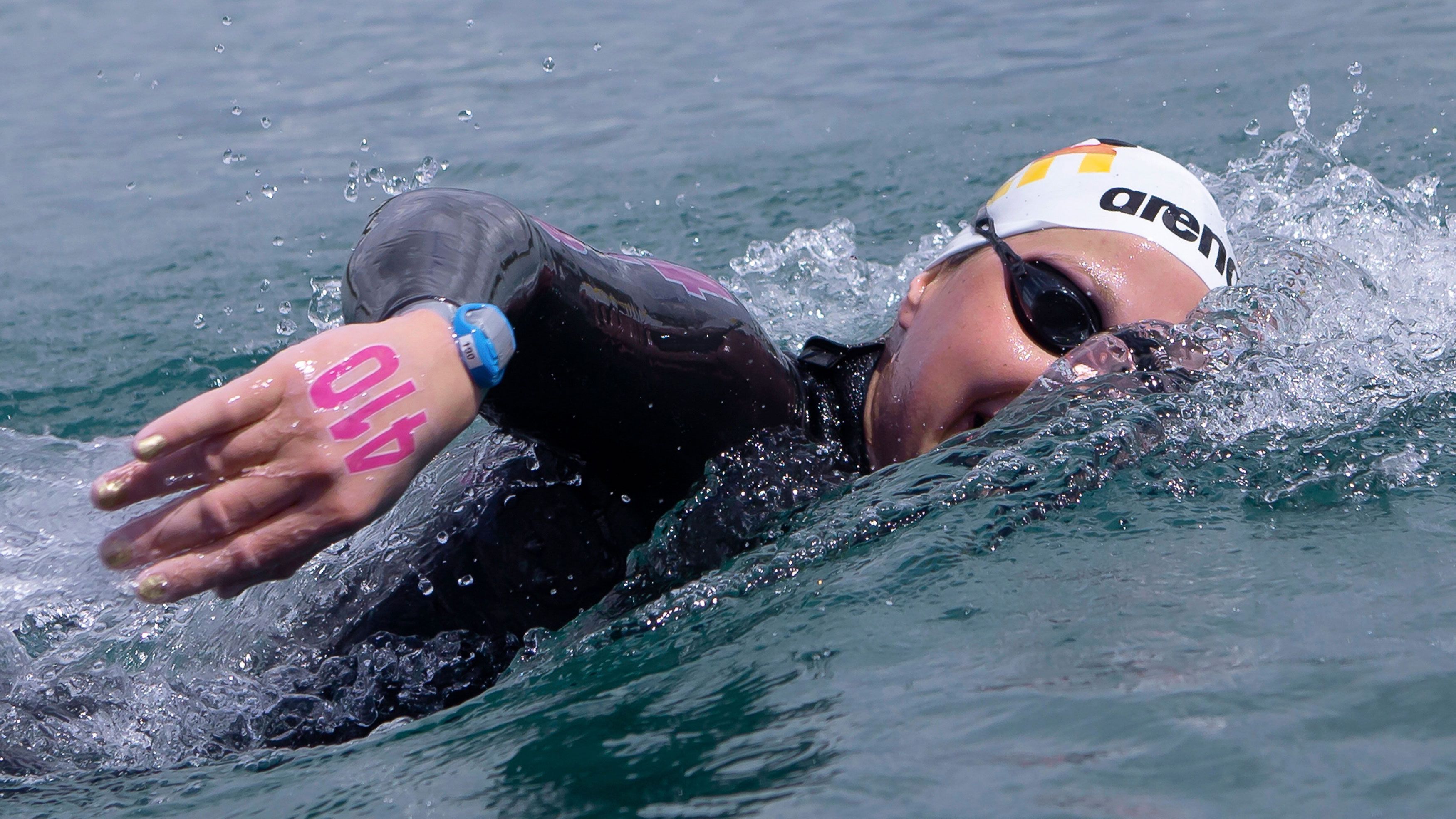 
                <strong>Freiwasserschwimmen birgt große Gefahr</strong><br>
                Weniger Glück haben dagegen die Freiwasserschwimmer. Die relativ hohe Wassertemperatur könnte zum ernsten Problem für die Athleten werden. Wird man beim Marathon auf der Strecke ohnmächtig, gibt es maximal ein paar Schürfwunden, im Wasser kann das Resultat allerdings tödlich sein. Vor allem, wenn die Schwimmer in großen Gruppen unterwegs sind. 
              