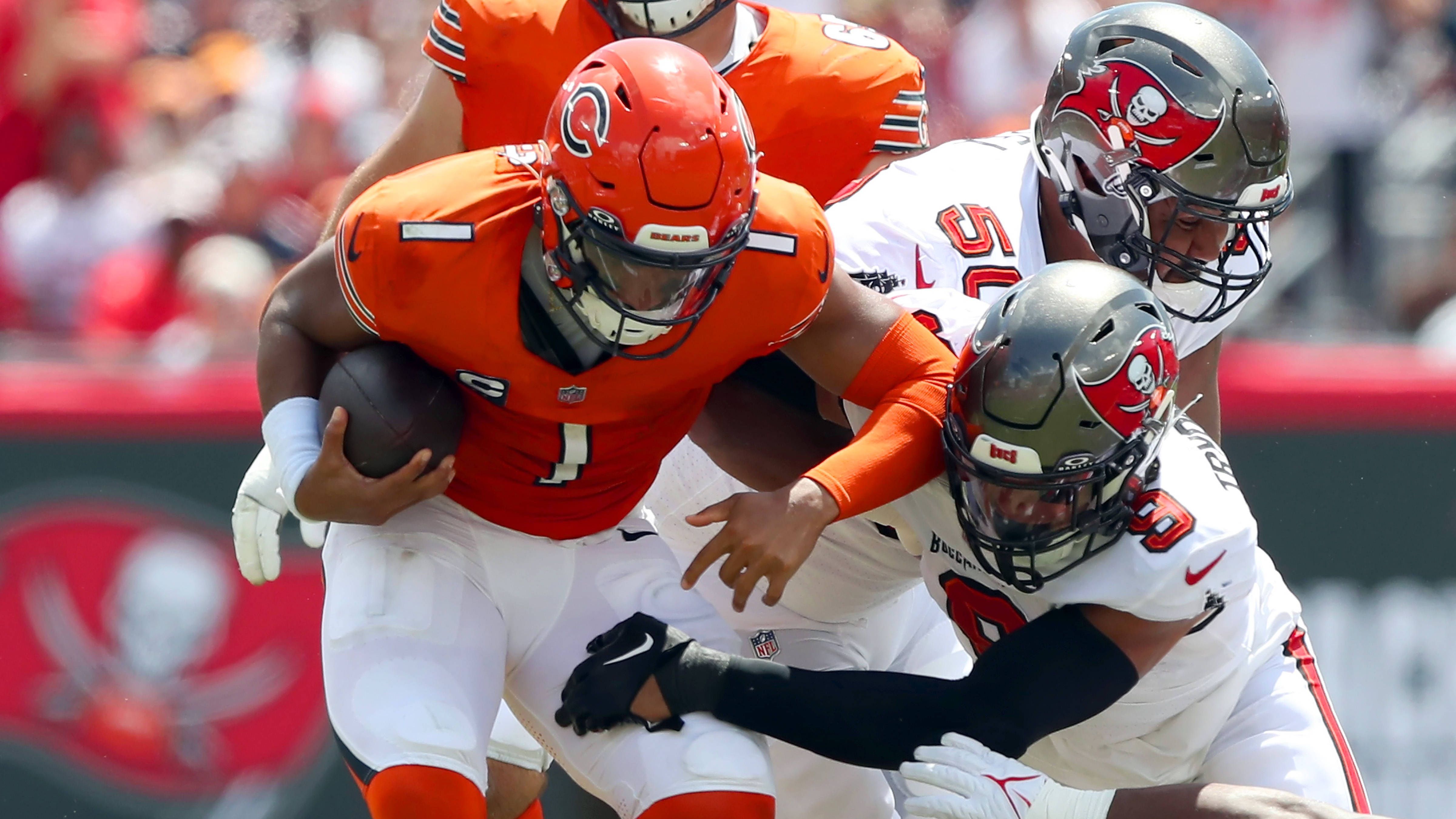 <strong>Verlierer: Justin Fields (Chicago Bears)</strong><br>Der Hype um Justin Fields kannte bei den Fans der Chicago Bears im Jahr 2021 keine Grenzen, als die Bears den jungen Spielmacher drafteten. Haben die Bears endlich, endlich ihren Franchise-Quarterback gefunden? Einzelne Highlight-Plays ließ die Hoffnung in Chicago zwei Saisons lang aufleben.