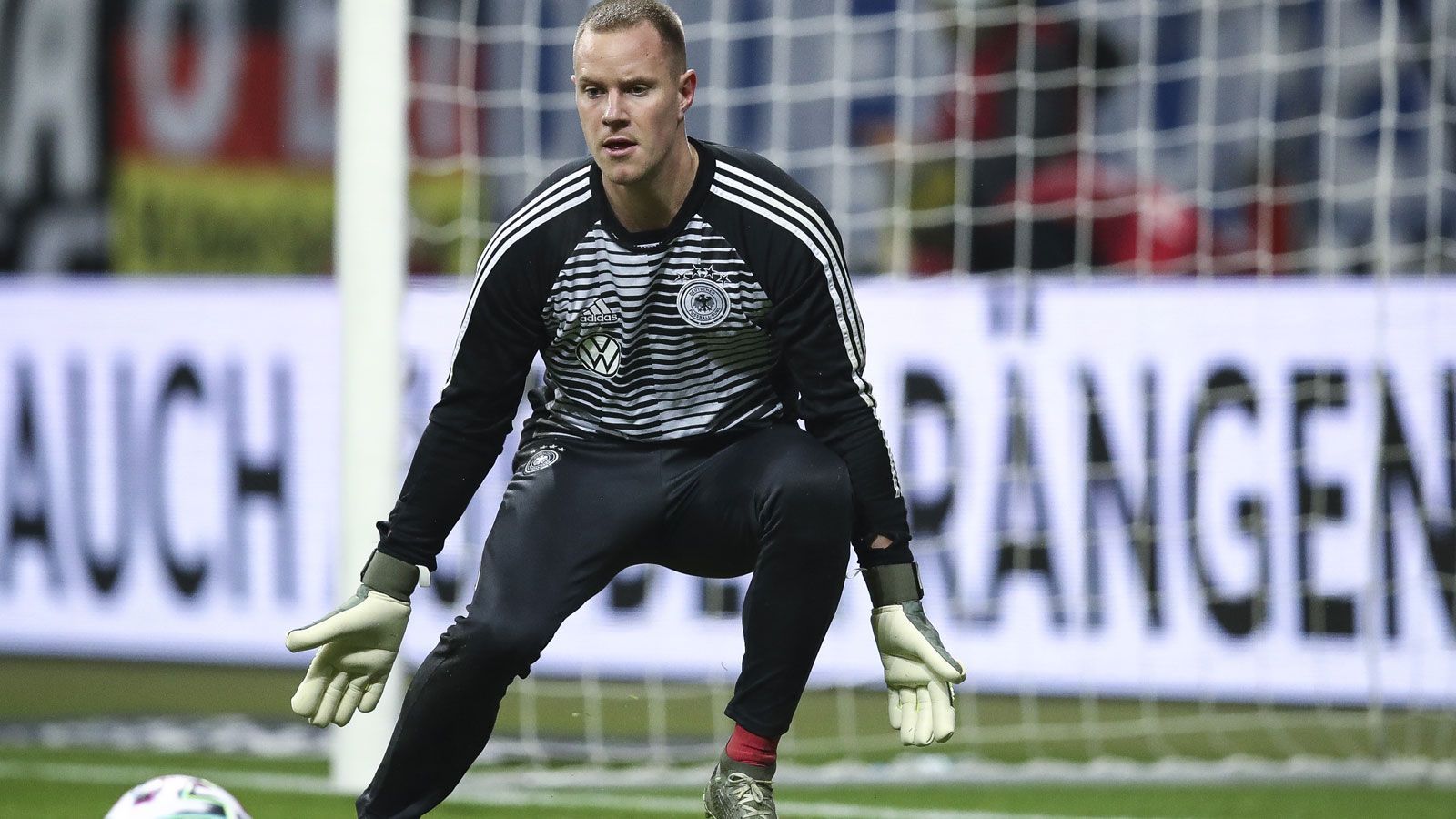 
                <strong>Sicher dabei: Marc-Andre ter Stegen (Tor, FC Barcelona)</strong><br>
                Wegen seiner Knieverletzung wurde Marc-Andre ter Stegen in diesem Jahr nicht berücksichtigt, seinen Status als Nummer zwei wird das jedoch nicht ankratzen. Gerade seine Leistungen beim FC Barcelona hätten ihn wahrscheinlich in fast jedem anderen Land ins Tor gespült, doch sein Angriff auf den Posten zwischen den DFB-Pfosten wurde von Platzhirsch Neuer souverän pariert. So muss "MATS" weiter auf seine Chance warten - die kommt womöglich im kommenden Herbst.
              