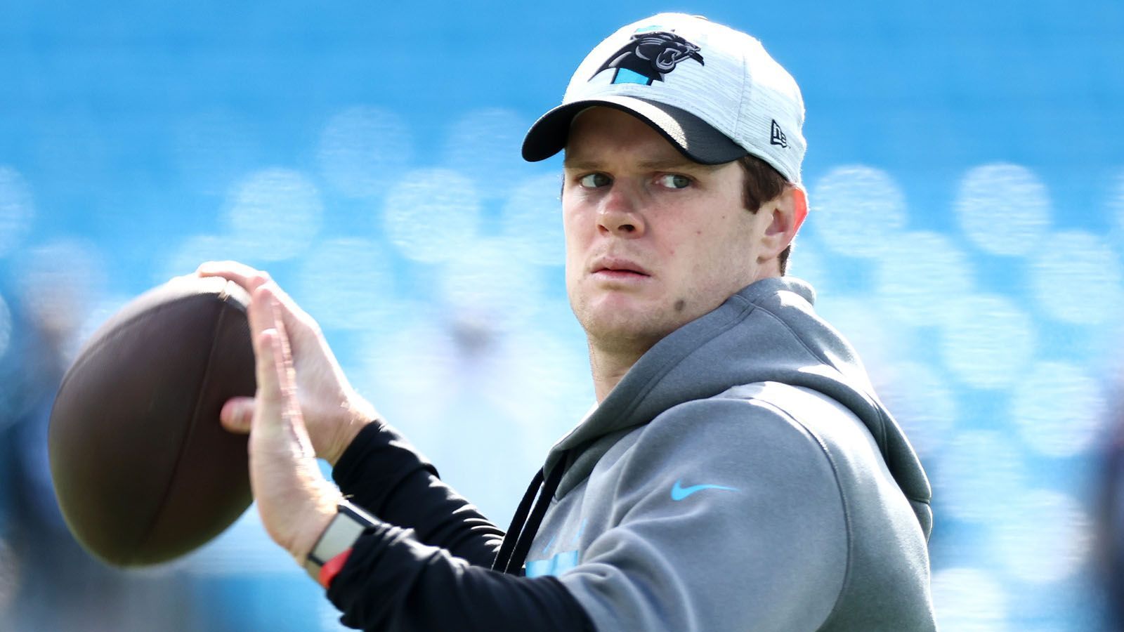 
                <strong>Verlierer: Sam Darnold</strong><br>
                Tragischerweise könnte Sam Darnold wöchentlich als Verlierer in dieser Galerie erwähnt werden. Die letzten Wochen waren für den Panthers-Quarterback nicht einfach. Das Spiel gegen die Arizona Cardinals ebenfalls nicht. So musste er zusehen, wie P.J. Walker trotz einer Interception solide spielte und Rückkehrer Cam Newton nur wenige Plays brauchte, um zwei Touchdowns zu erzielen. Darnold rutscht also ins dritte Glied. Allmählich muss man sich um dessen Zukunft in der NFL Sorgen machen. 
              