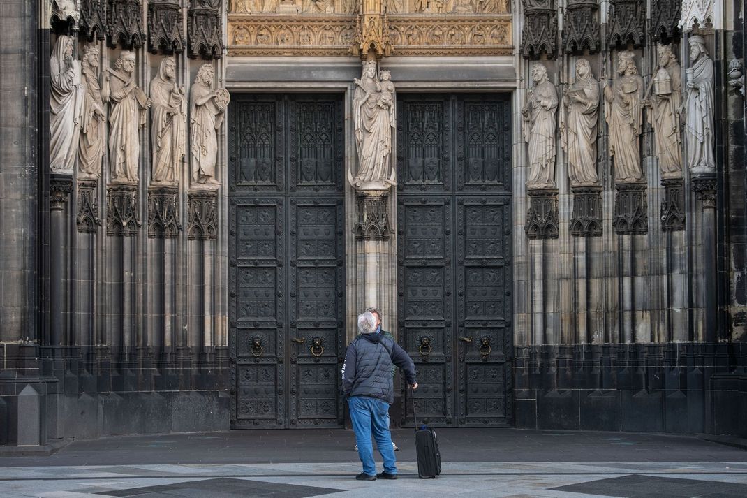 Das Hauptportal des Kölner Doms ist am Freitag wegen eines herrenlosen Koffers vorübergehend gesperrt worden (Archivbild).