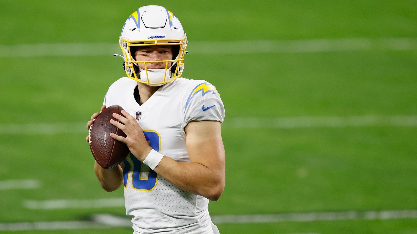 
                <strong>Offensive Rookie of the Year: Justin Herbert (Los Angeles Chargers)</strong><br>
                Er war nur die dritte Quarterback-Auswahl im Draft (6. Overall-Pick) und machte sich trotz einer Bilanz 7-9 mit den Los Angeles Chargers einen Namen. Der 22-Jährige brach sogar den Rookie-Rekord für Touchdown-Pässe in einer Saison (31). Damit stellte er sowohl Nummer-eins-Pick Joe Burrow (Cincinnati Bengals) in den Schatten - auch unabhängig von dessen schwerer Verletzung - aber auch Tua Tagovailoa, der an Stelle vier zu den Miami Dolphins gedraftet wurde. Die Chargers verloren viele Spiele knapp und gewannen die letzten vier allesamt. Nur einer kann ihm den Titel streitig machen.
              